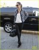 miranda-kerr-fashionable-airport-arrival-05.jpg