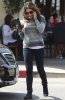 mila-kunis-ashton-kutcher-hold-hands-pregnancy-rumors-05.jpg