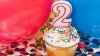 2-kindergeburtstag-geschenke-gehoeren-natuerlich-dazu.jpg