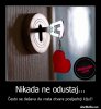 Demotivacija-Nikada-ne-odustaj...-esto-se-deava-da-vrata-otvara-posljednji-klju.jpg