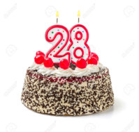 32590253-Torta-di-compleanno-con-candela-che-brucia-numero-28-Archivio-Fotografico.jpg