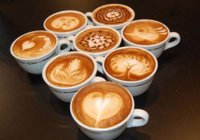 Osam-šoljica-kafe-late-sa-iscrtanim-motivima-od-pene.jpg