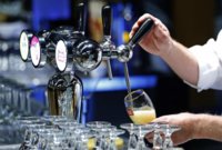 konobar-sipa-pivo-foto-reuters-1415786755-589220.jpg