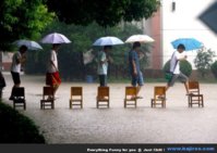 Funny-Road-Crossing-funny-umbrella-chatri-india-fun-rain-enjoy-people-pictures.jpg