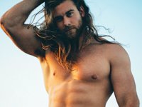 brock-ohurn-guys-with-long-hair-810x608.jpg