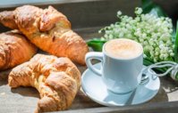 breakfast-kofe-zavtrak-chashka-kruassany-landyshi.jpg