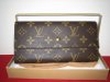 Woman-LV-wallet25a122.jpg