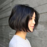 2-middle-part-blunt-cut-bob-CMAsB1zD5TJ.jpg